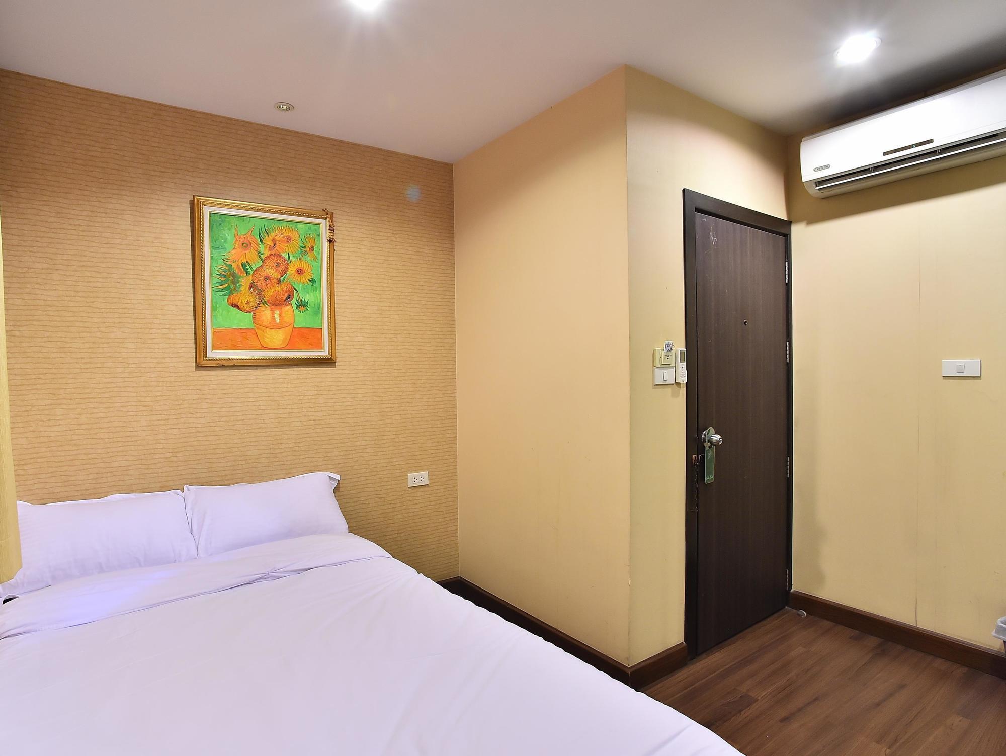 Take A Rest Hotel Bangkok Esterno foto