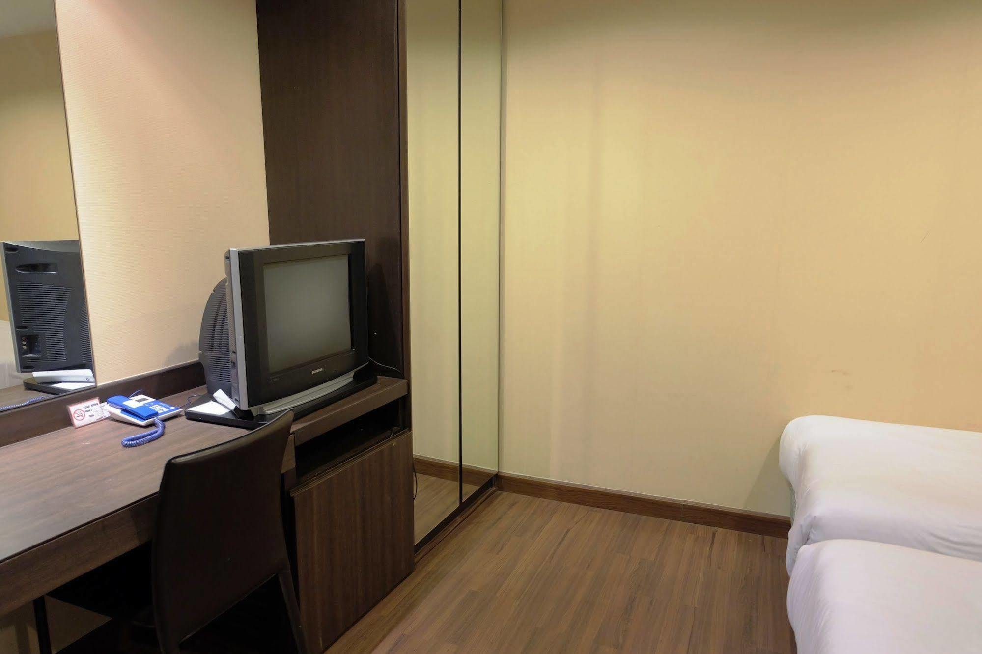 Take A Rest Hotel Bangkok Esterno foto