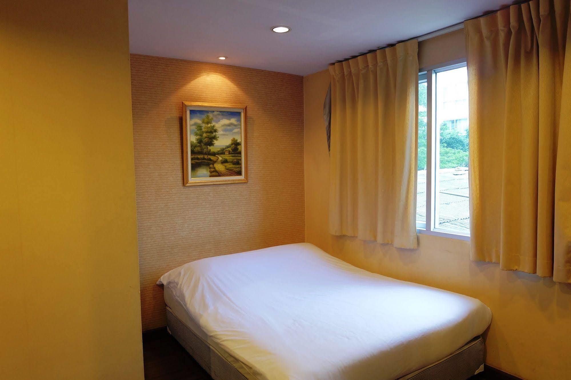 Take A Rest Hotel Bangkok Esterno foto