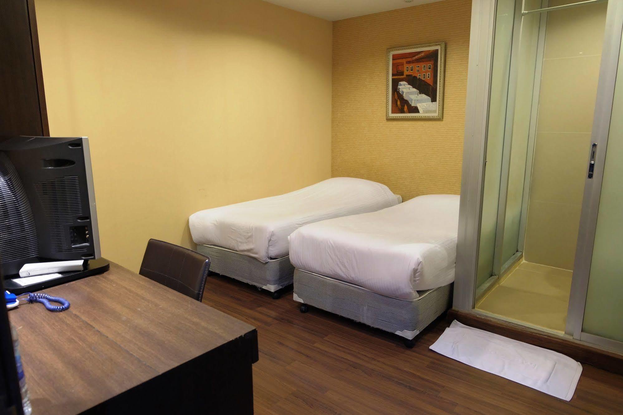 Take A Rest Hotel Bangkok Esterno foto