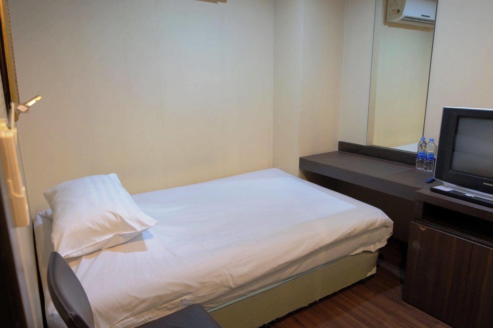 Take A Rest Hotel Bangkok Esterno foto