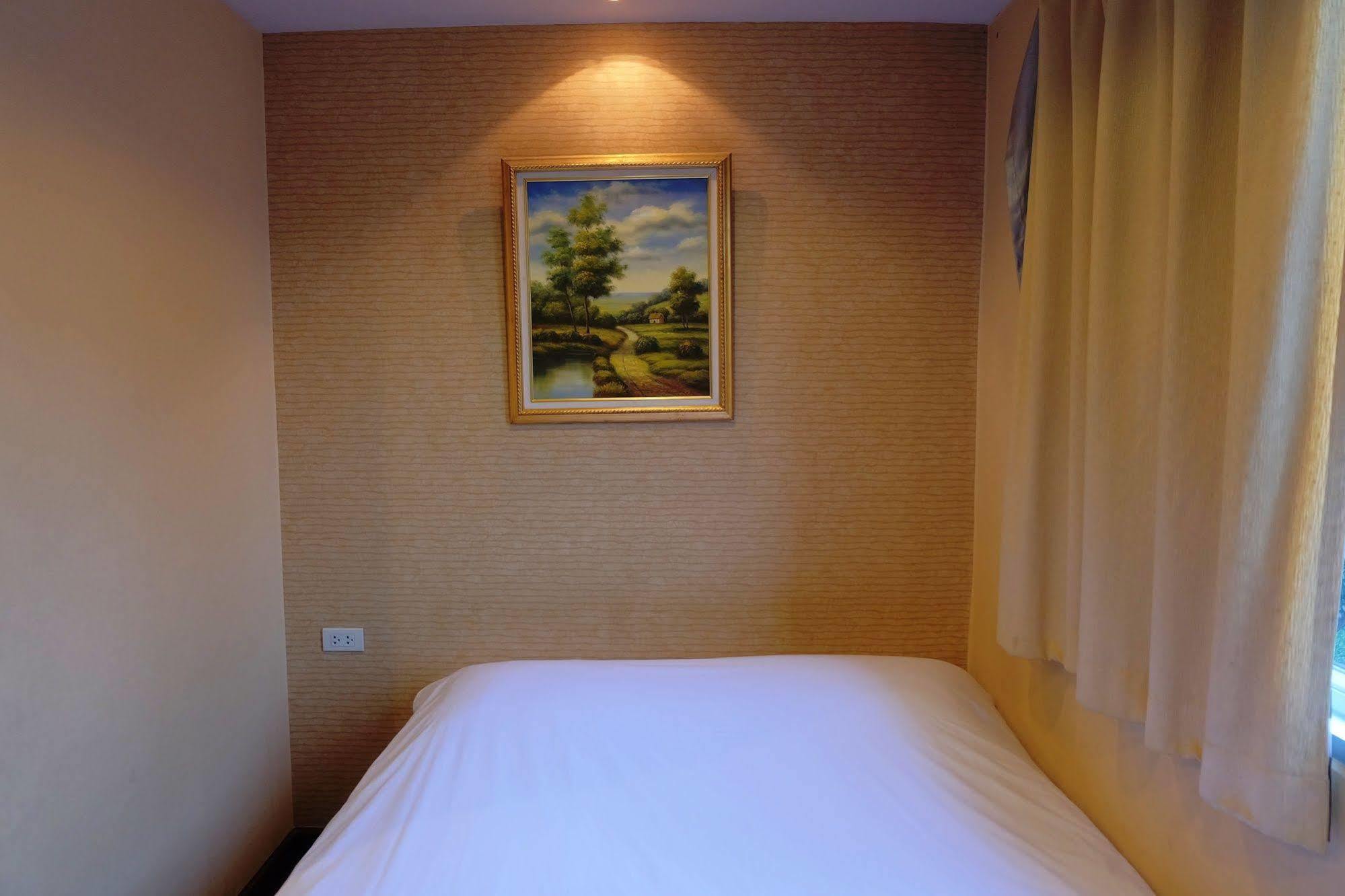 Take A Rest Hotel Bangkok Esterno foto