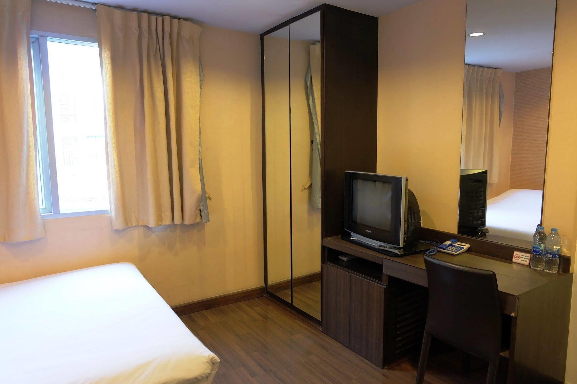 Take A Rest Hotel Bangkok Esterno foto
