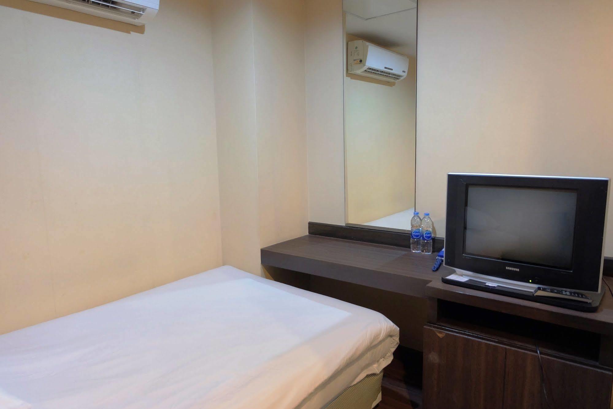 Take A Rest Hotel Bangkok Esterno foto