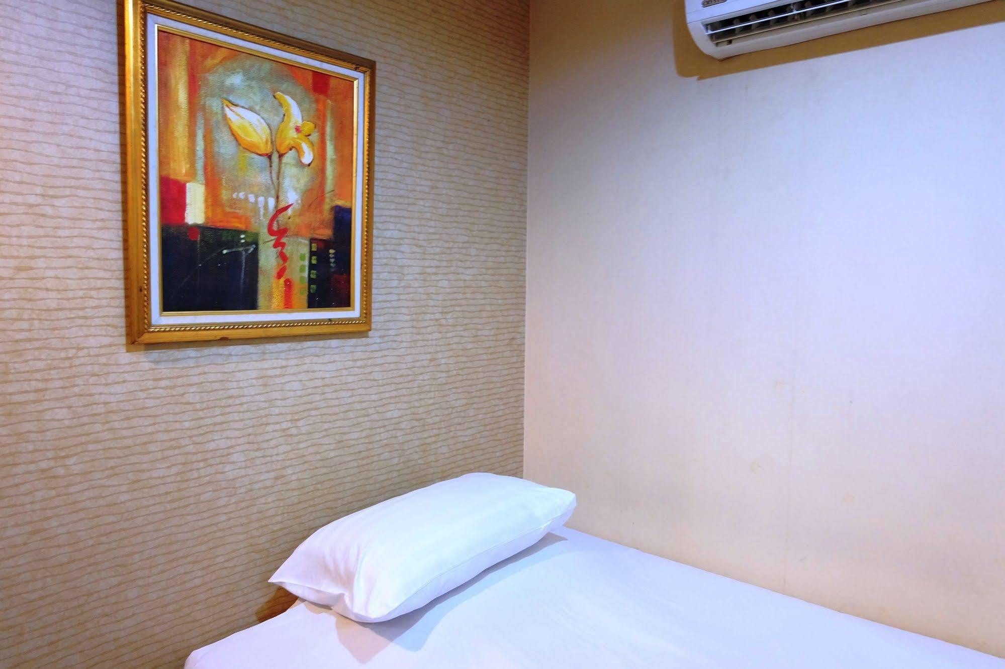 Take A Rest Hotel Bangkok Esterno foto
