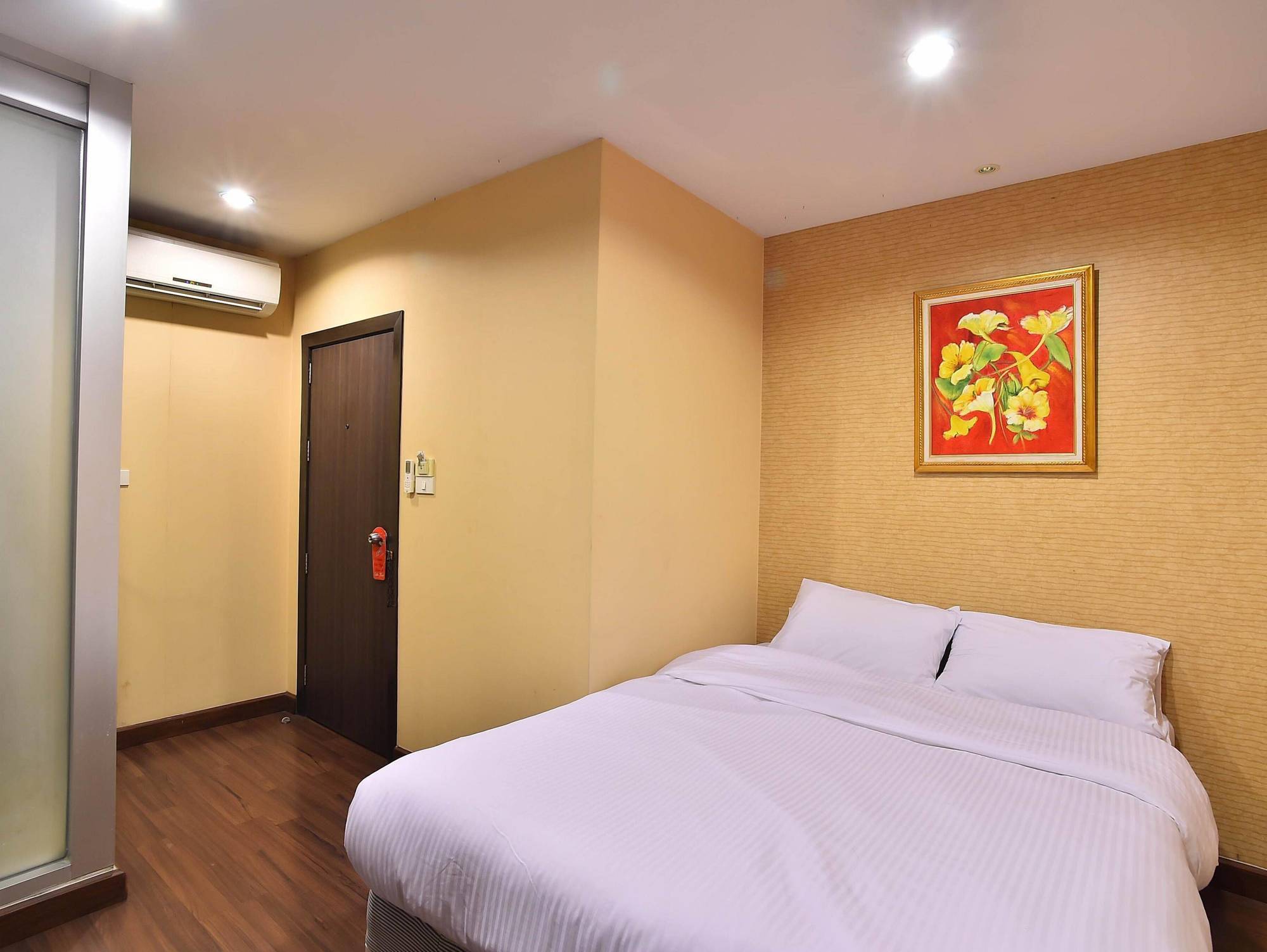 Take A Rest Hotel Bangkok Esterno foto
